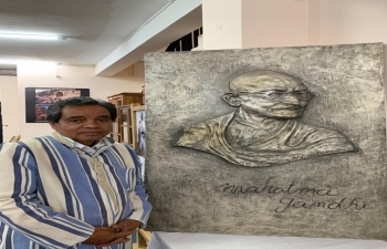 Sculpture of Mahatma Gandhi by Malagasy artist